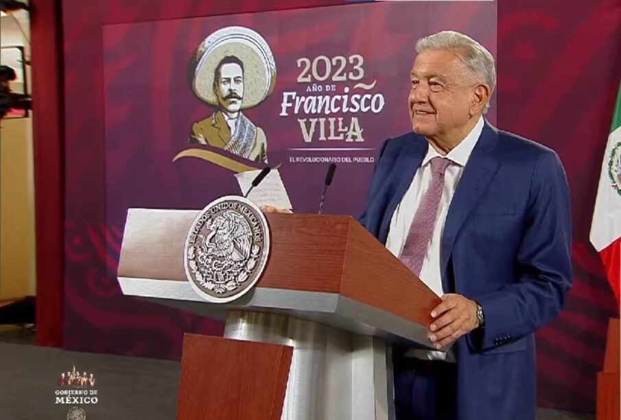 AMLO sonriendo en la mañanera