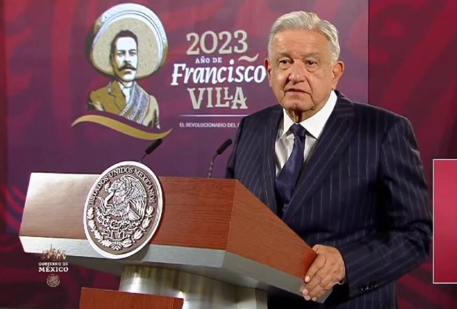 AMLO sosteniendose de podium