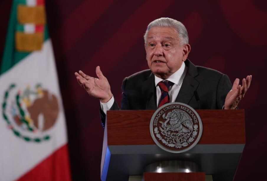 AMLo con hombros encogidos