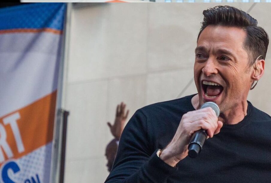 Actor australiano Hugh Jackman cantando