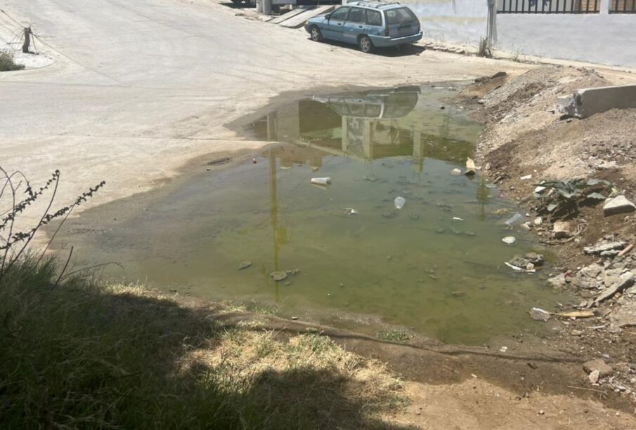 Aguas negras en la avenida Hojazen.