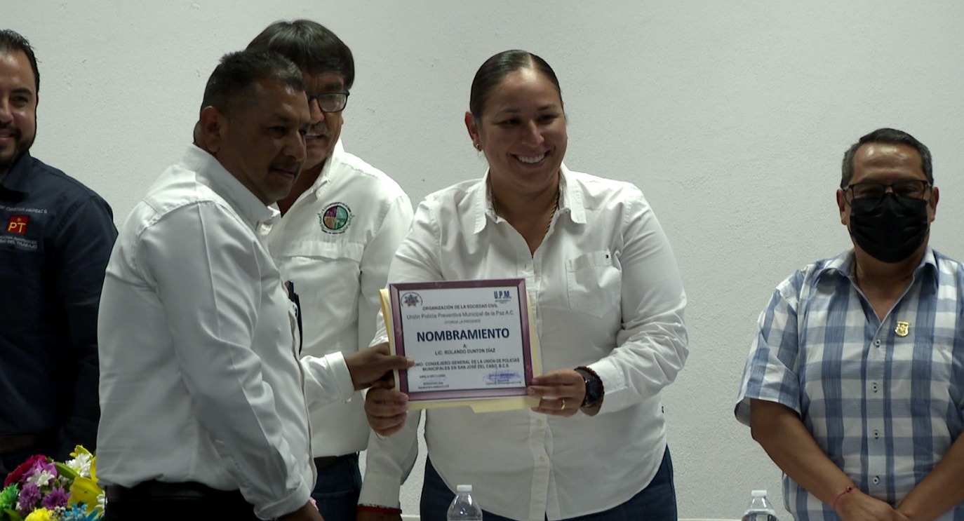 Alcalde Oscar Leggs junto a Unión de Policías Preventivos tomando protesta en la Casa de la Cultura Alfredo Green González