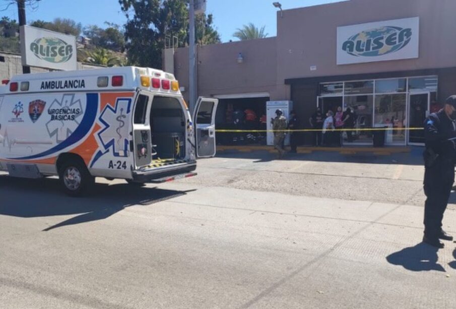 Ambulancia de urgencias básicas frente a negocio en La Paz.
