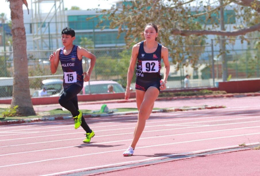 Atletas sudcalifornianos corriendo en una cancha.