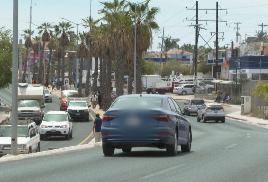 Automóvil sobre la carretera Transpeninsular en San José del Cabo.