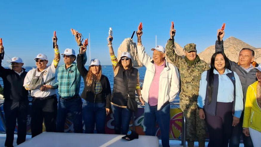 Autoridades dando disparo para arranque de torneo de pesca