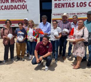 Autoridades entregando material deportivo