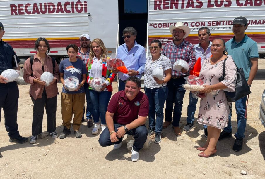 Autoridades entregando material deportivo