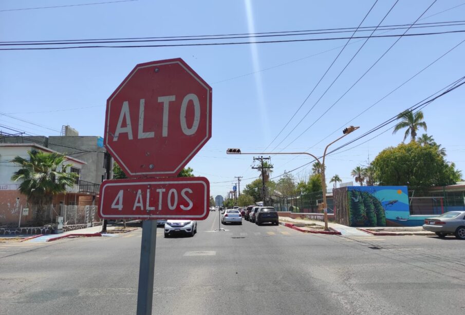 Avenida de La Paz con letrero de cuatro altos.