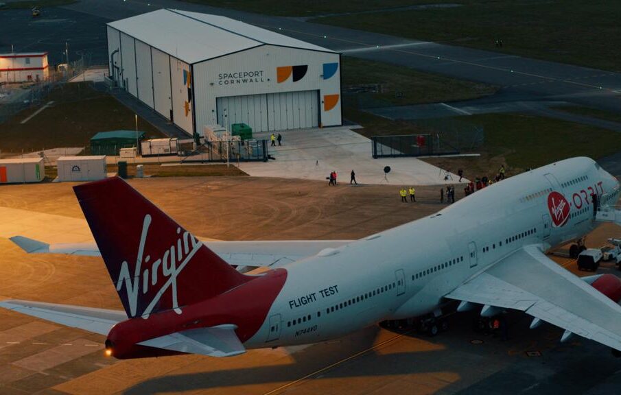 Avión de Virgin Orbit en un aeropuerto.