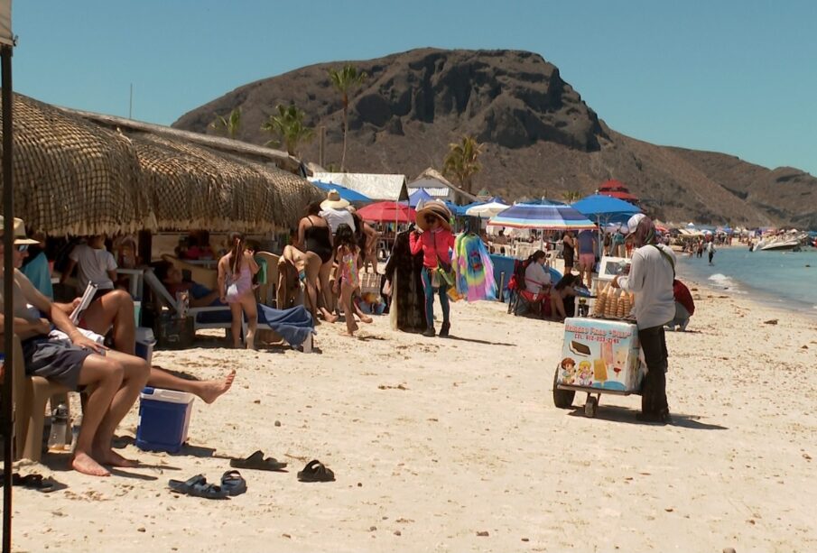 Bañistas en la playa El Tecolote.