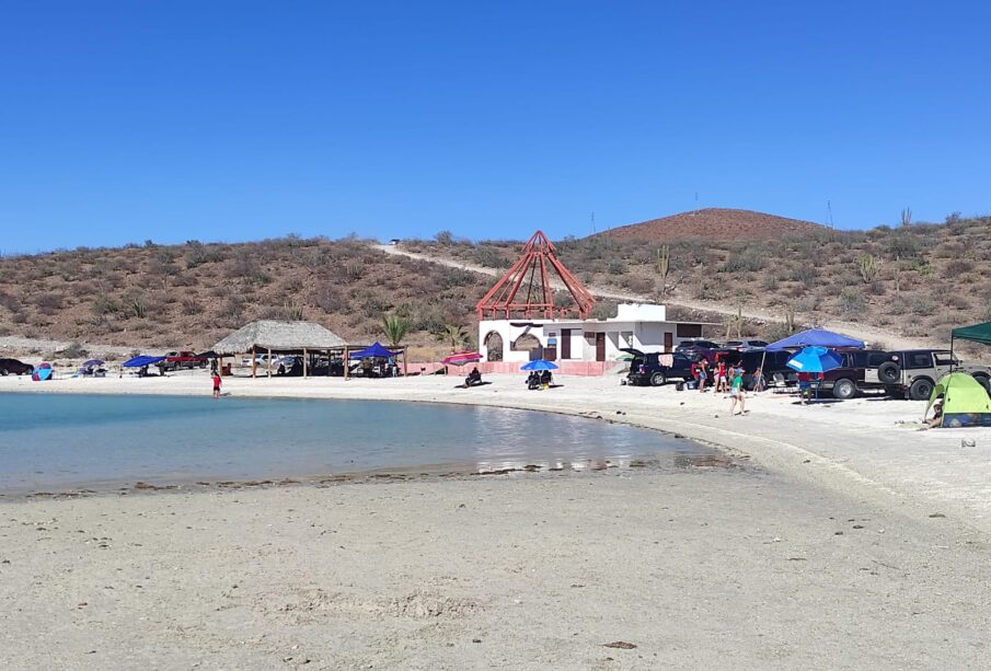 Bañistas en playas de La Paz.