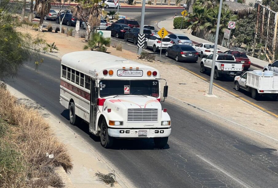 Camión de transporte público sobre la carretera Transpeninsular en San José del Cabo