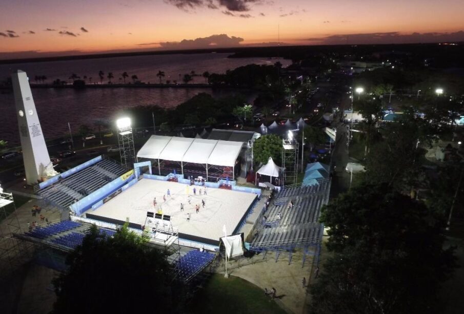 Canchas del torneo de voleibol en el malecón de La Paz.