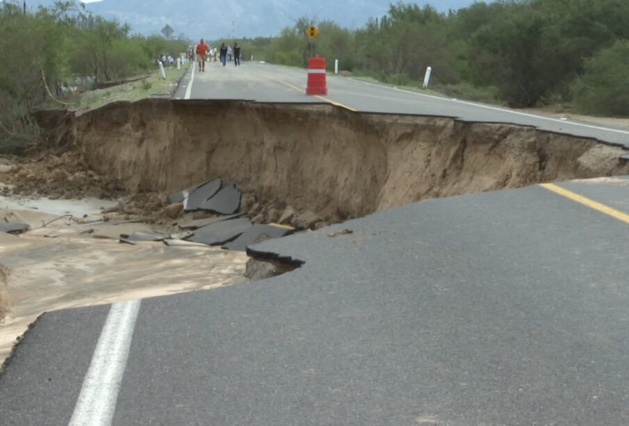 Carretera en La Paz derrumbada por huracán