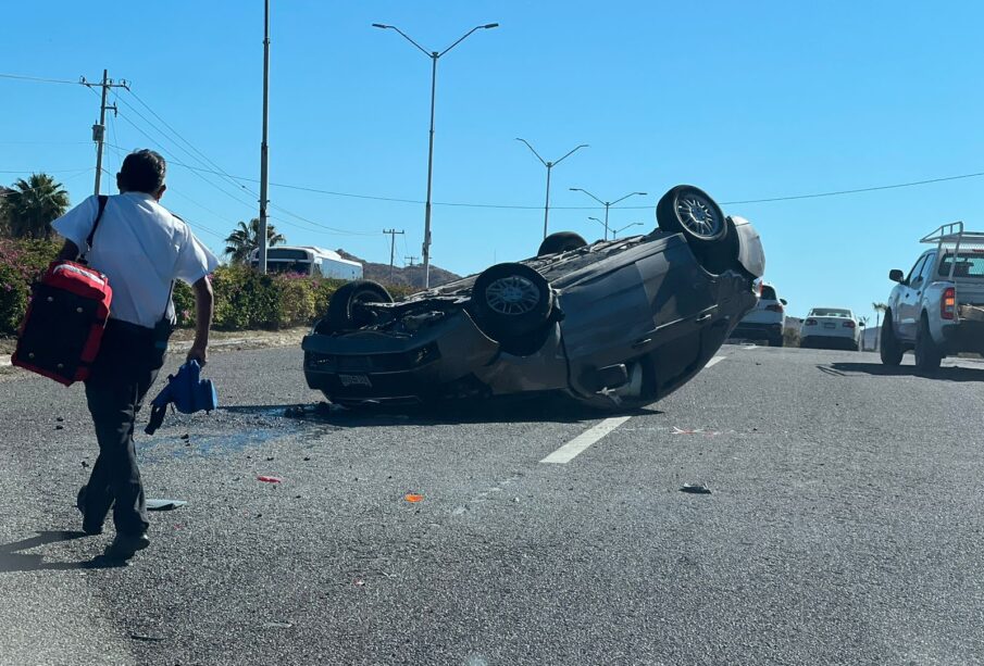 Carro volcado en la carretera