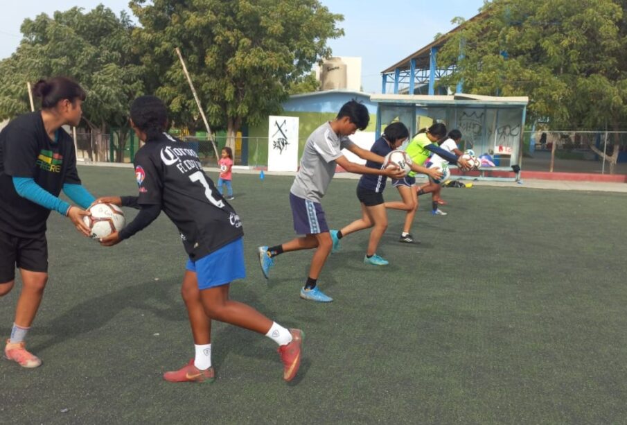 Chicas y chicos entrenando fútbol