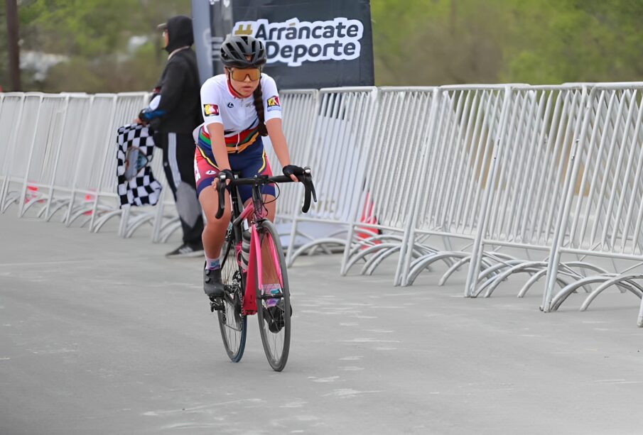 Ciclista sudcaliforniana durante competencia en CONADE 2023