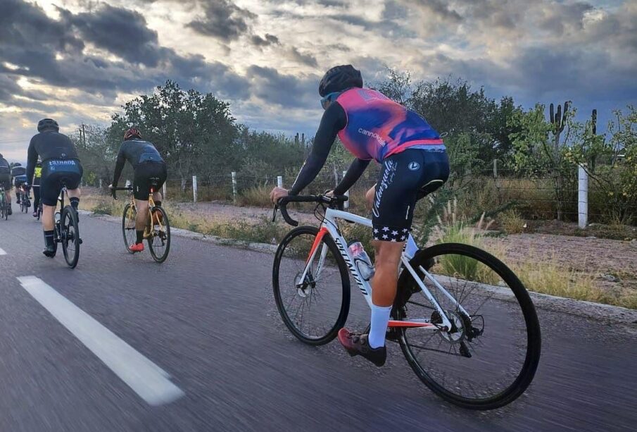 Ciclistas sudcalifornianos Alejandro Madueño y Ricardo Peña.