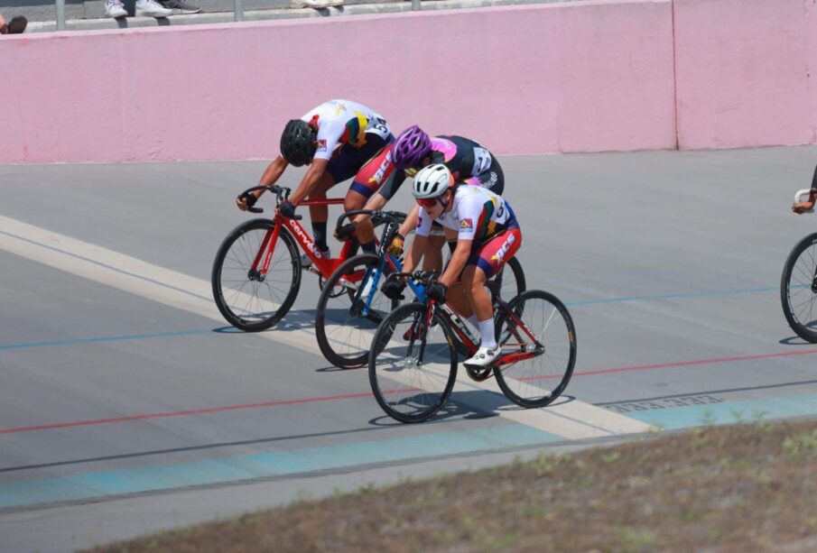 Ciclistas sudcalifornianos durante competencia de CONADE