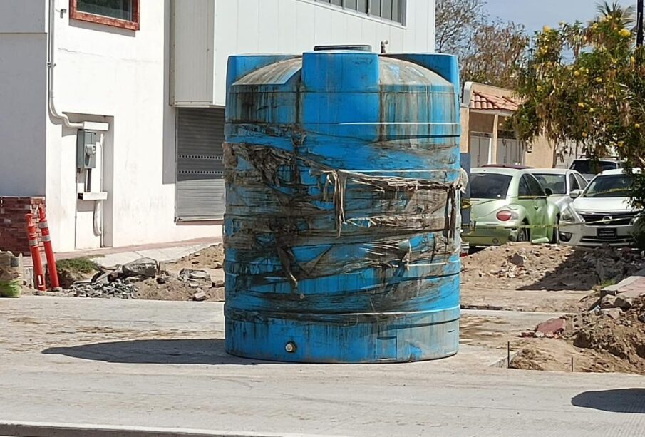 Cisternas colocadas en medio de las calles Manuel Márquez de León e Isabel La Católica.