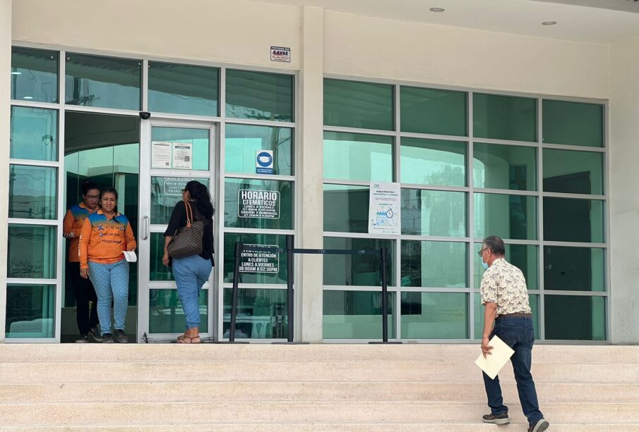 Ciudadanos entrando a las oficinas de la CFE en San José del Cabo.