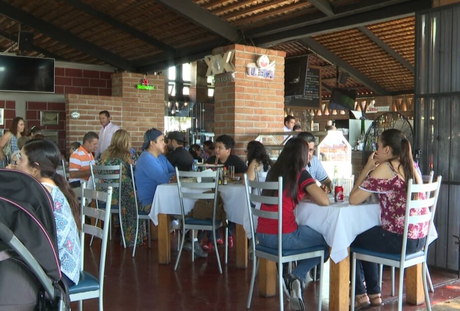 Comensales comiendo en restaurantes de La Paz.