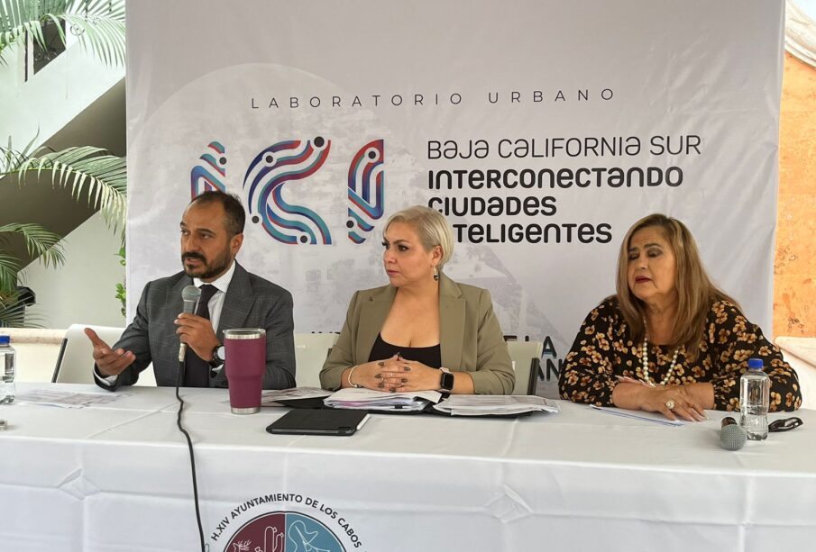 Conferencia de prensa de BCS interconectando ciudades inteligentes.