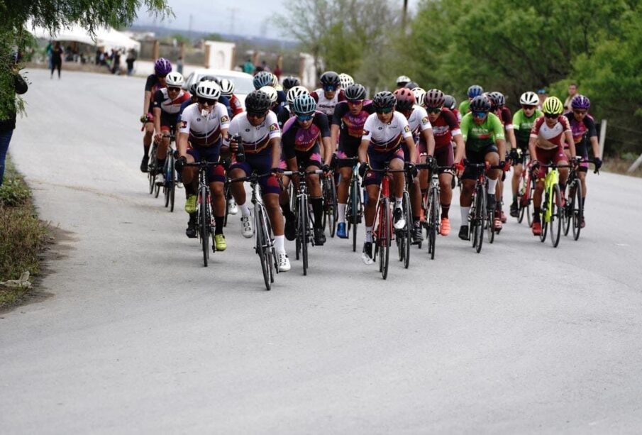 Contingente de ciclistas en competencia