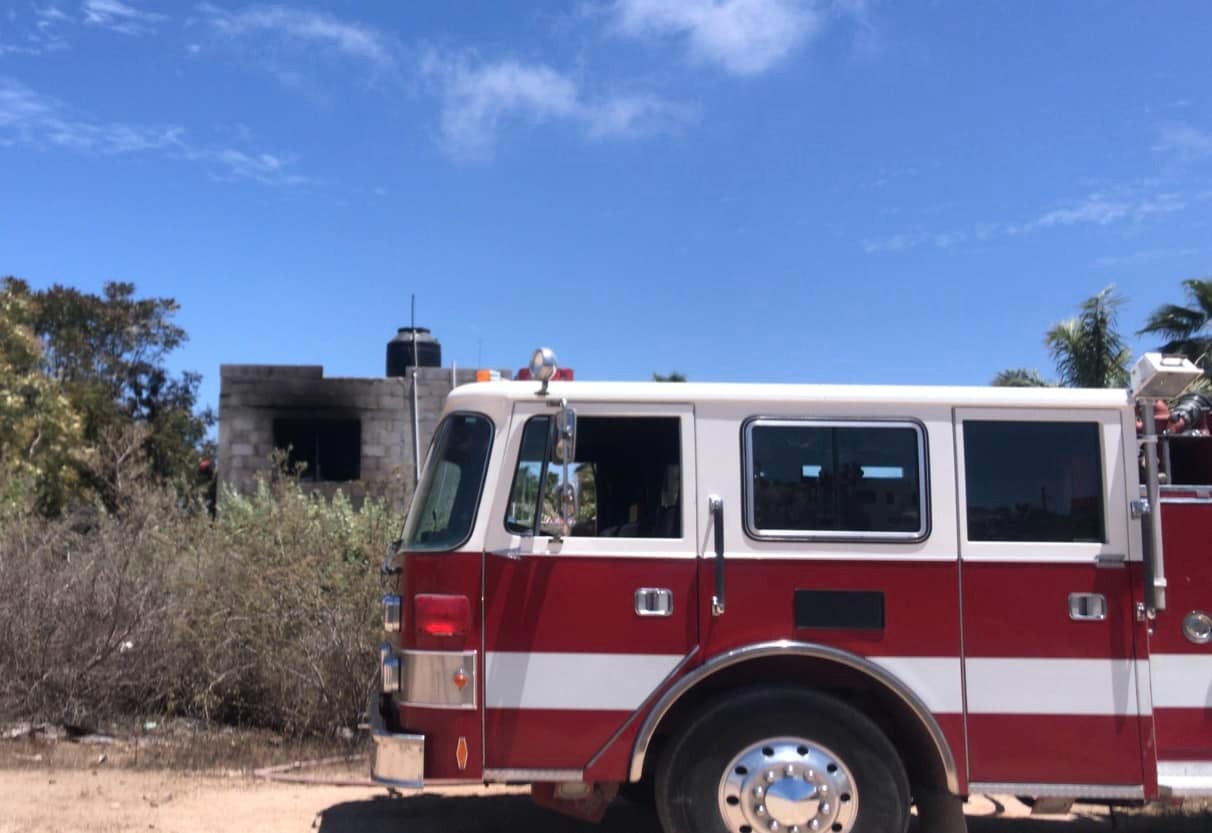 Cuerpo de Bomberos atendiendo un incendio en una vivienda en etapa de obra de ampliación en la colonia Las Flores.