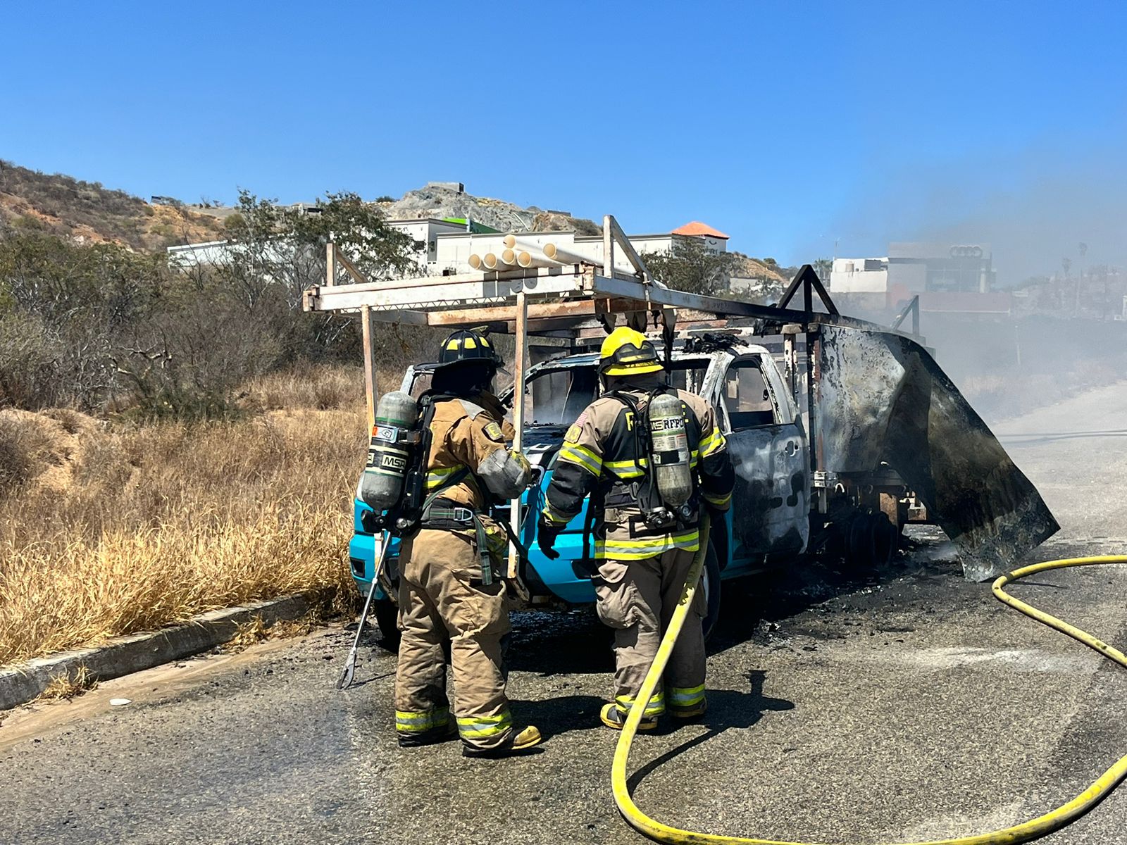 Cuerpo de Bomberos sofocando un incendio en la carretera Transpeninsular.