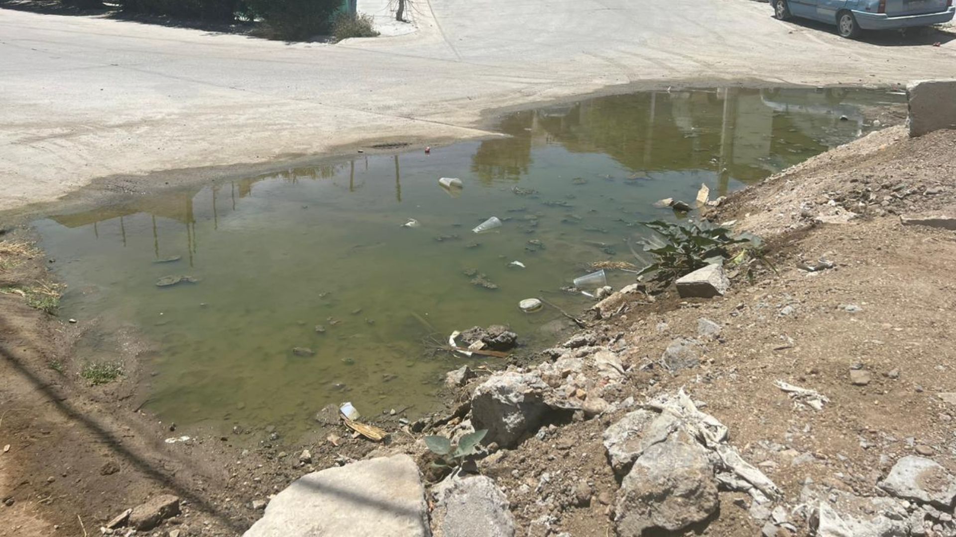 Derrame de guas negras y basura en la avenida Hojazen.