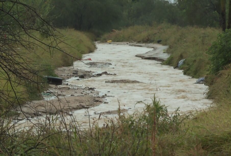 Desechos de residuos en arroyos en La Paz.