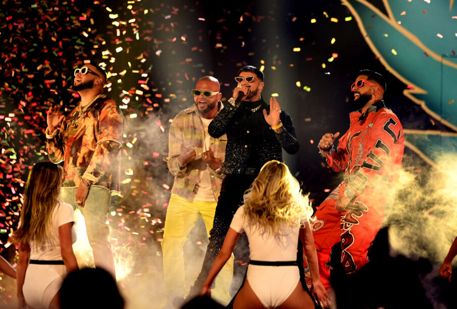 Edgar Semper y Xavier Semper de Mambo Kingz, Anuel AA y DJ Luian actúan en el escenario durante los Latin American Music Awards 2023.