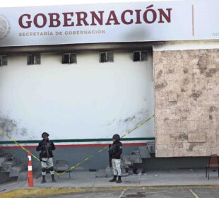 Ejercito a las afueras de la estación migratoria de CD. Juárez cercada por incendio