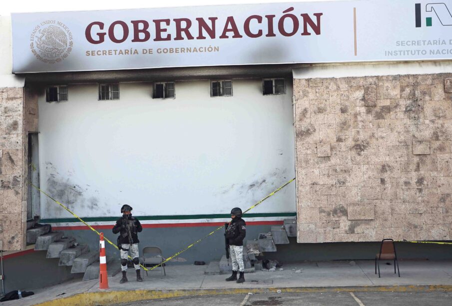 Ejercito a las afueras de la estación migratoria de CD. Juárez cercada por incendio