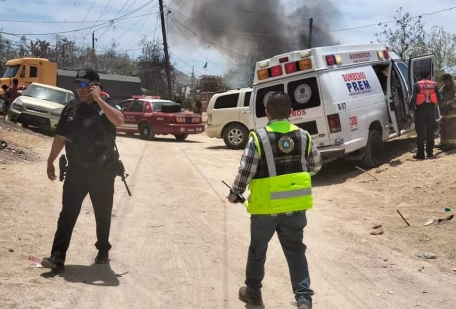 Elementos de emergencias y seguridad atendiendo incendio