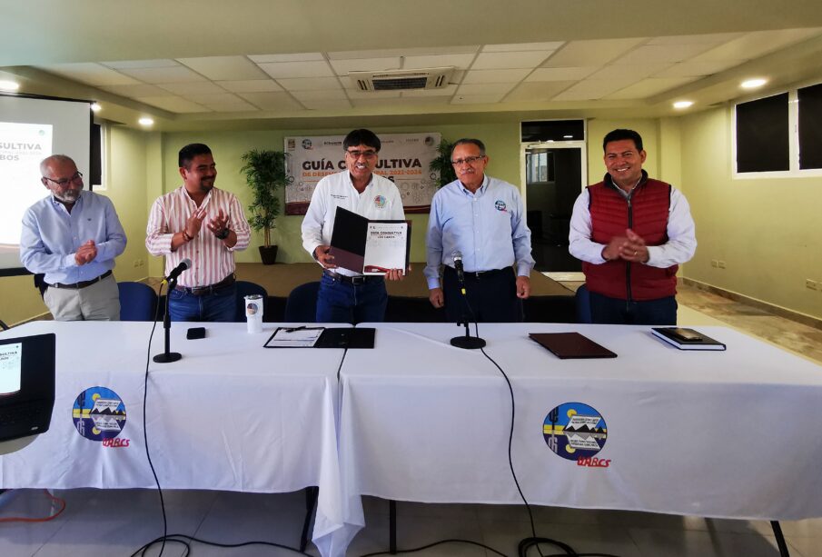 Rector de la Universidad Autónoma de Baja California Sur (UABCS), Dr. Dante Salgado González, hizo entrega al alcalde del Municipio de Los Cabos, Profr. Óscar Leggs Castro, de la carpeta con los resultados de la evaluación institucional.