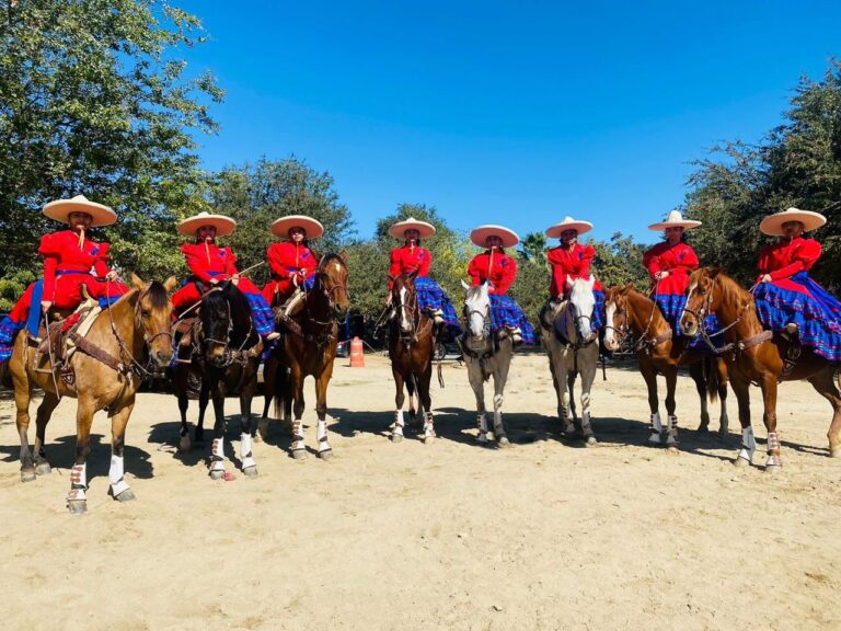 Escaramuzas posando en caballos