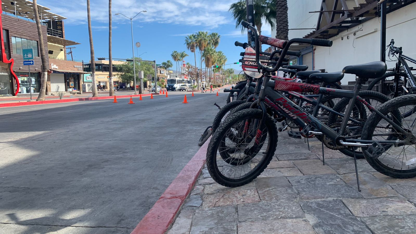 Estación de bicicletas frente a la ciclovía recreativa de Cabo San Lucas.