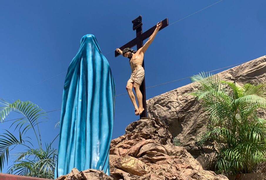 Estatua de Jesucristo y la virgen María en Santa Rosa.