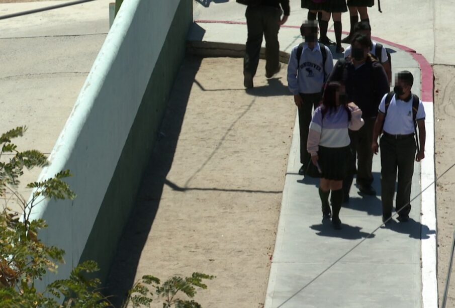 Estudiantes de escuela secundaria en Los Cabos saliendo de clases.