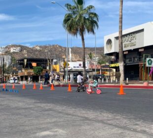 Familias en la ciclovía recreativa de Cabo San Lucas.