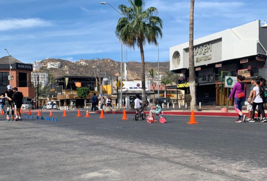 Familias en la ciclovía recreativa de Cabo San Lucas.