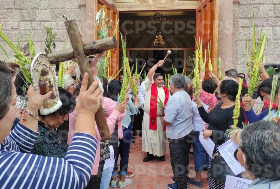 Feligreses celebrando el Domingo de Ramos en la Catedral de La Paz.