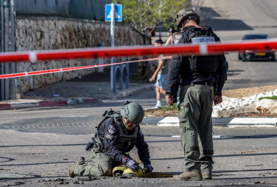 Fuerzas de israel asegurando proyectil