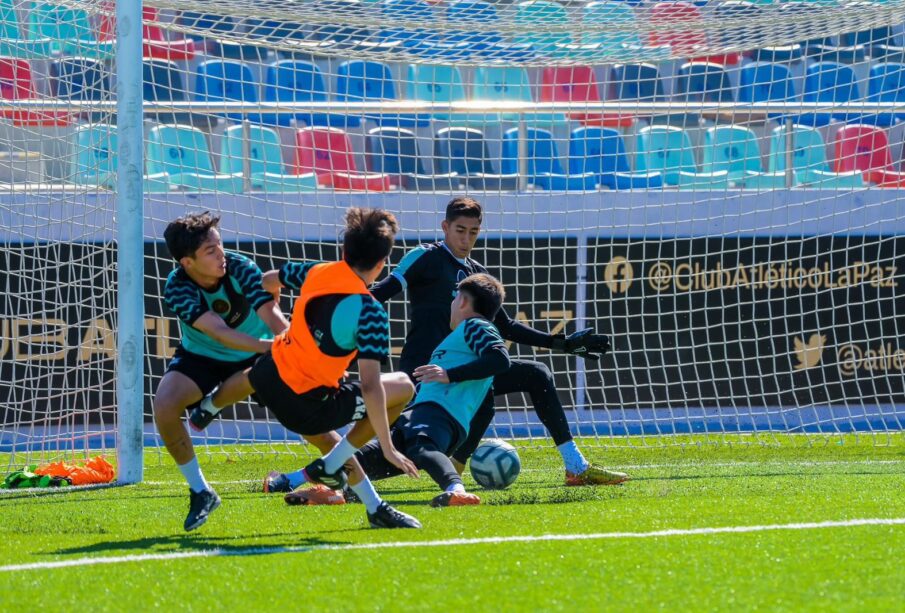 Futbolistas de Atlético La Paz entrenando.