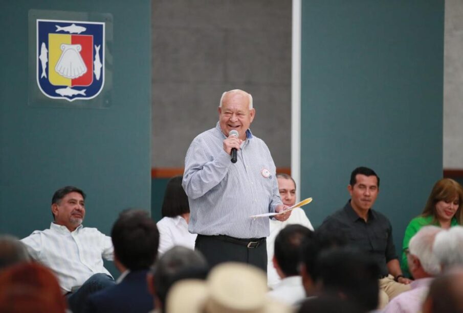 Gobernador Víctor Castro durante la conferencia de prensa del primer Encuentro de Pueblos Mágicos del Mar de Cortés.