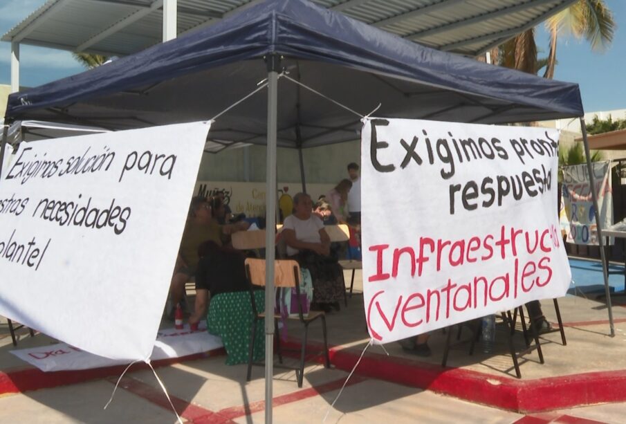 Manifestación de grupo de padres de familia del Centro de Atención Múltiple (CAM) en Los Cabos.