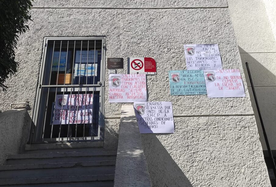 Manifestación de trabajadores de la SEDATU en BCS.